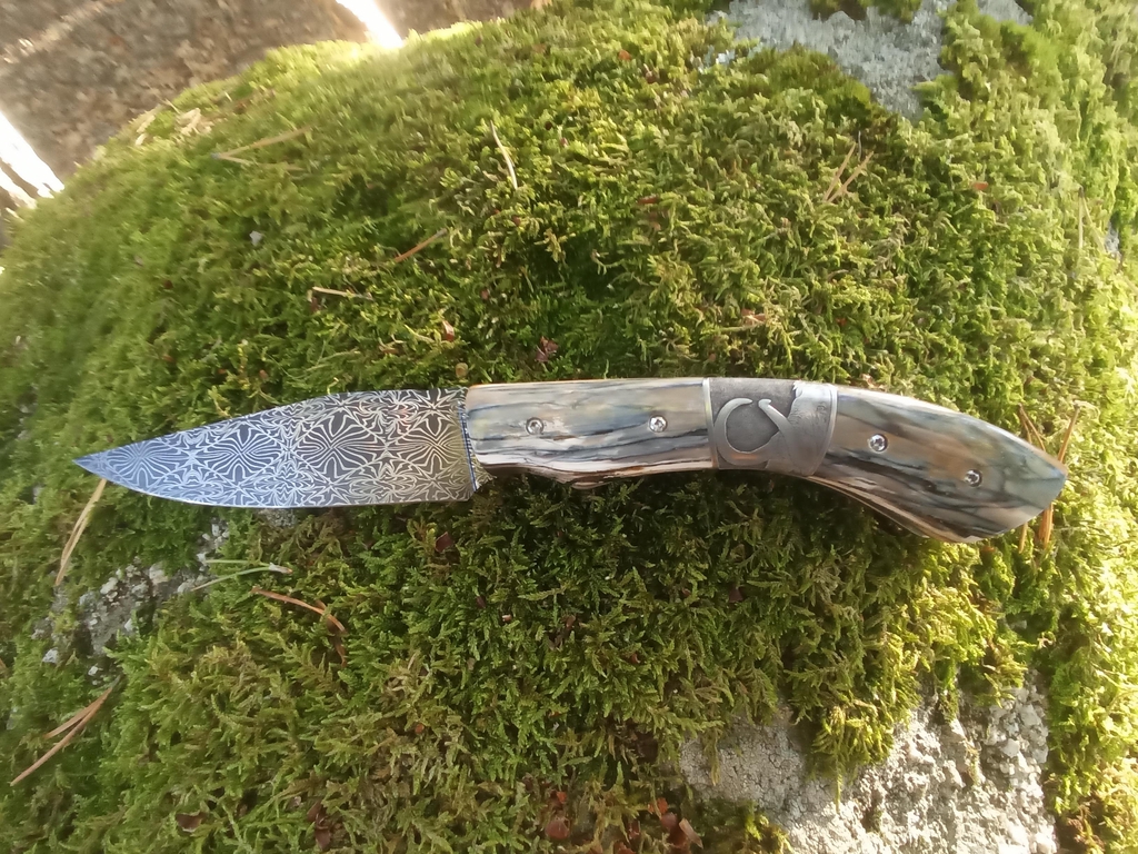 Fabrication de couteaux fixes et pliants artisanaux 