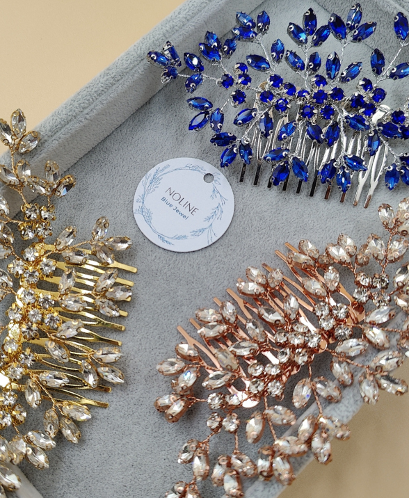 Peigne à cheveux avec strass brillant.