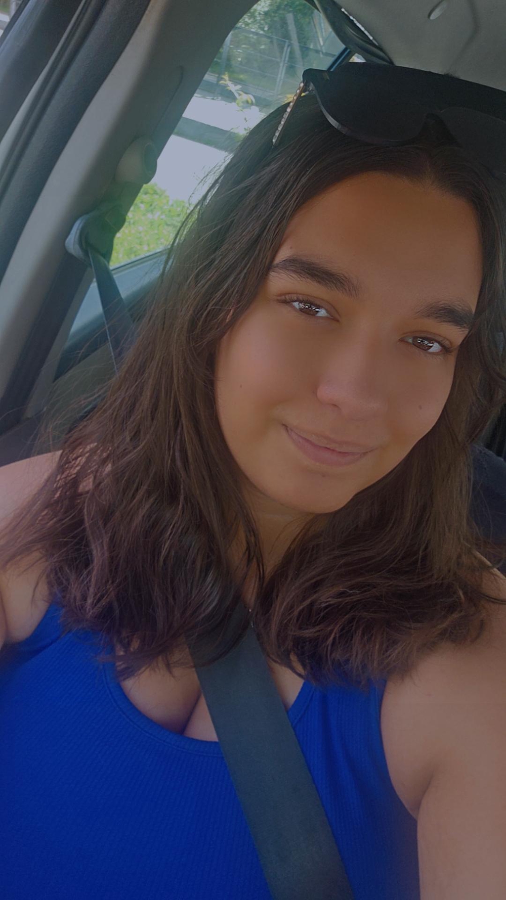 Photo me représentant avant un texte explicatif de l'histoire d'Éliora et de ce que la jesmonite m'a apporté 