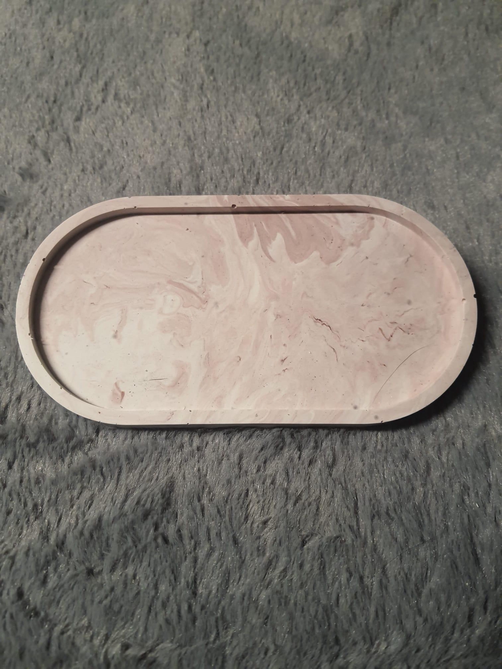 plateau ovale simple coulée en jesmonite avec un effet marbré marron rosé et blanc