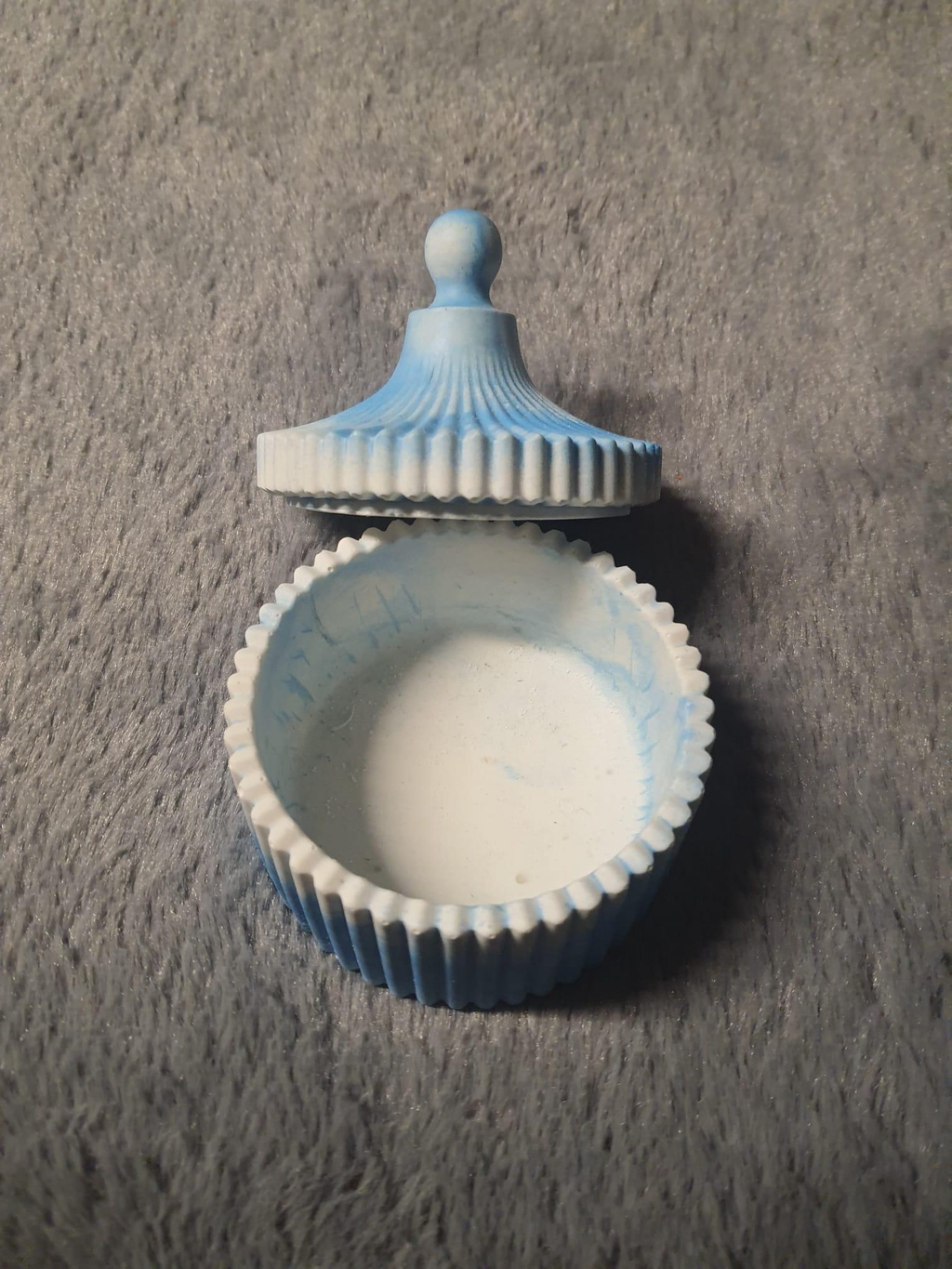 pot striée en jesmonite de couleur marbré blanc et bleu