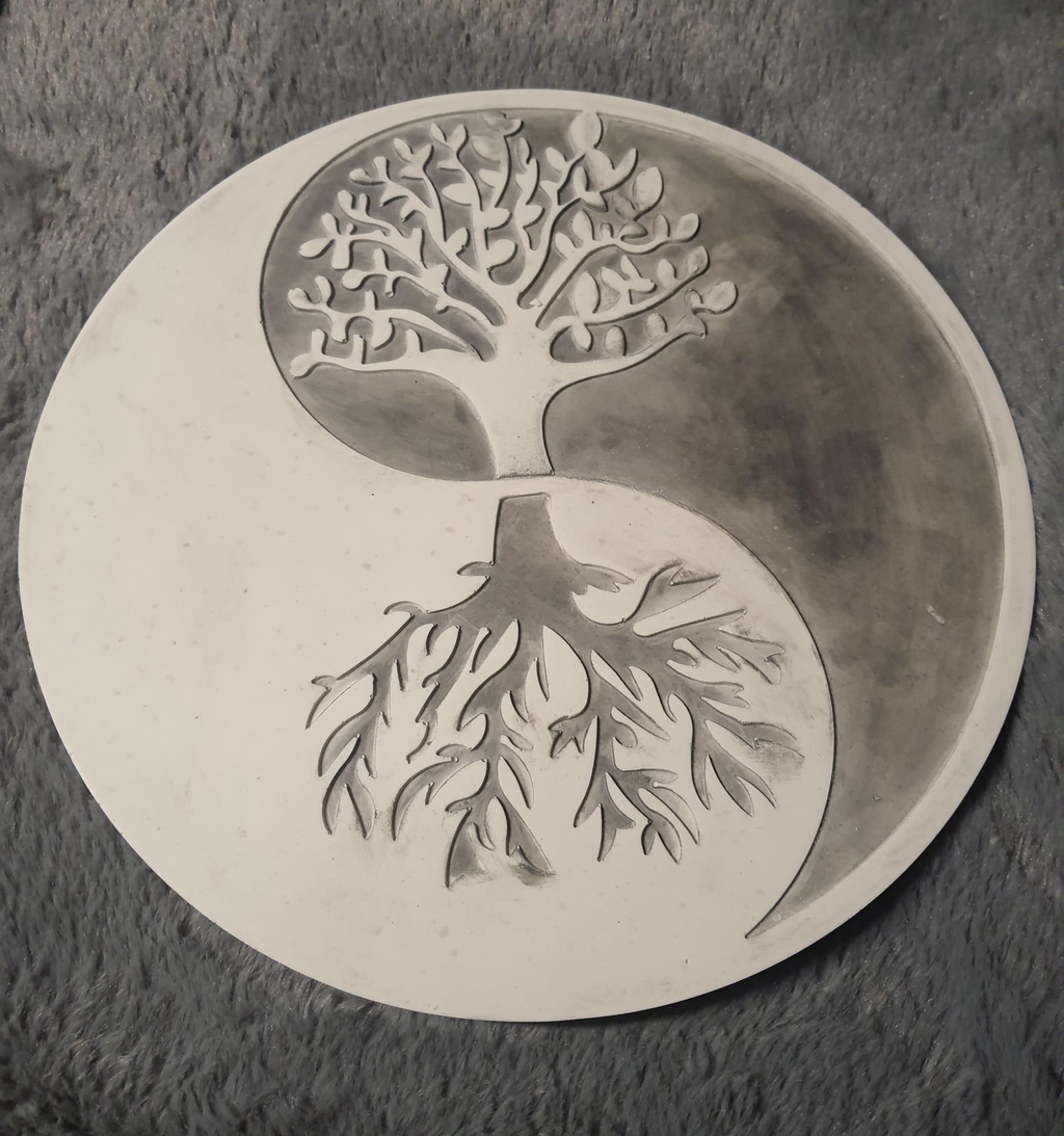 plateau en forme de yin yang avec des arbres de vies a la place des ronds habituels du yin yang, le tout en noir et blanc et coulée en jesmonite