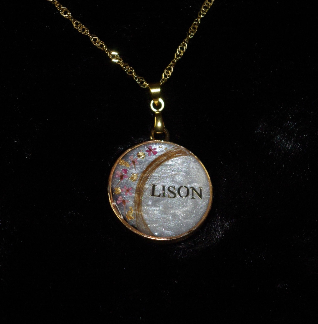 Pendentif souvenir avec inclusion d'une mèche de cheveux et de fleurs