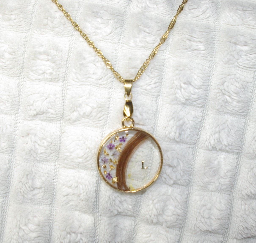 Bijoux souvenir, cheveux, poils d'animaux, lait maternel, plume, cendres ✨ Création artisanale et unique
🌸 Personnalisation sur mesure
🤍 Un souvenir précieux à porter au quotidien