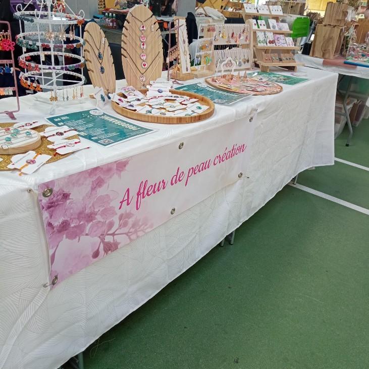 Créatrice de bijoux en résine et inclusions de fleurs, paillettes, personnalisables.