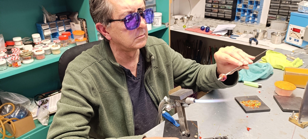 Notre spécialité est le verre soit soufflé, soit plein avec des mélanges d’oxydes de métaux