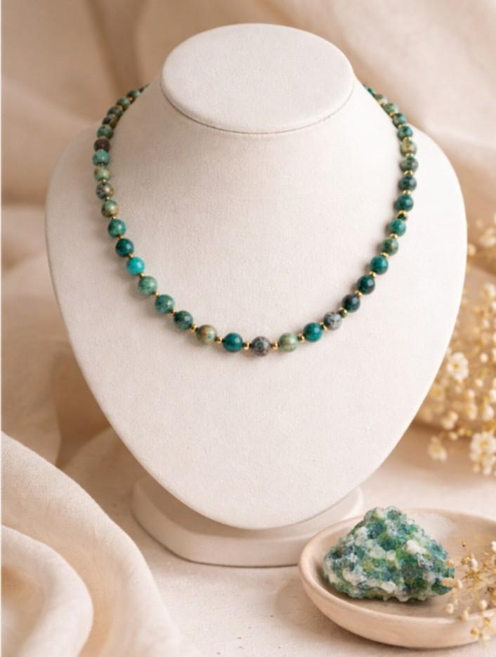 Collier en pierres naturelles et finitions soignées, création artisanale élégante à porter au quotidien.