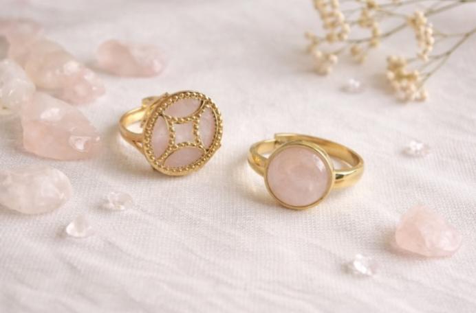 Des bagues façonnées à la main, mêlant textures, matériaux et design pour une touche singulière.