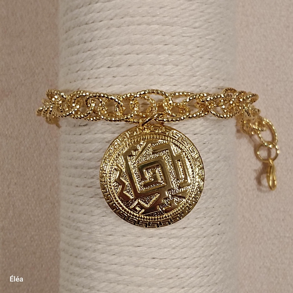 Des bracelets artisanaux, alliant créativité et confort, pour un style affirmé au quotidien.