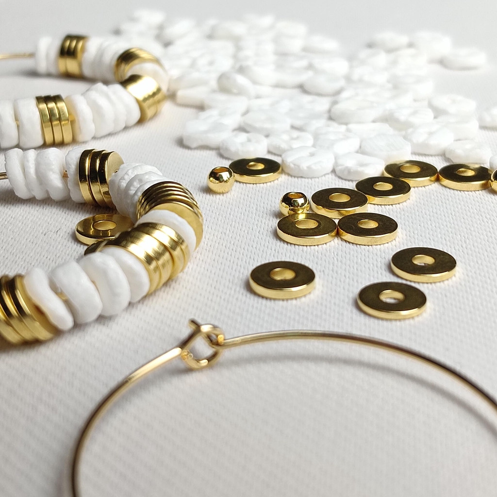 Découvrez des boucles d'oreilles légères raffinées et originales conçues pour illuminer votre visage avec élégance et originalité.