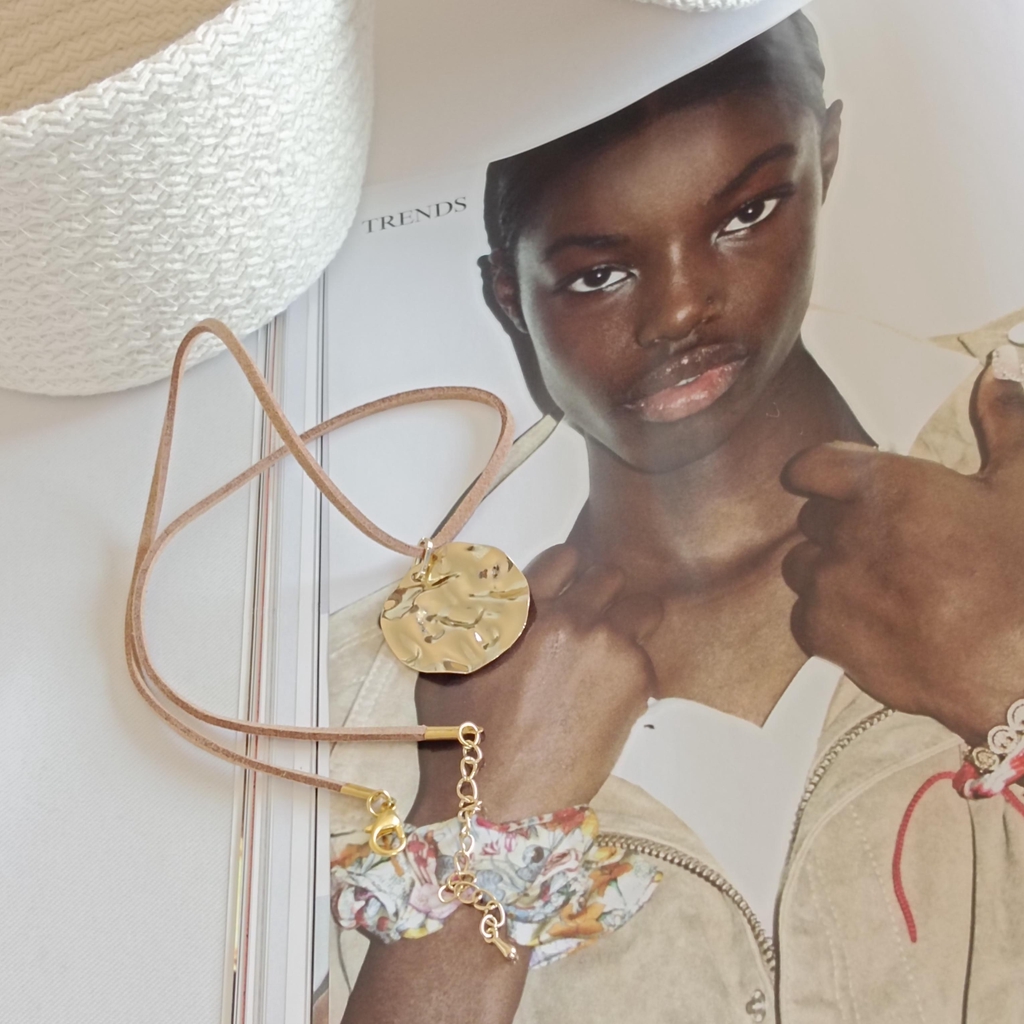 Une sélection de minéraux, accessoires et petits trésors pour compléter vos bijoux et enrichir votre univers au quotidien.