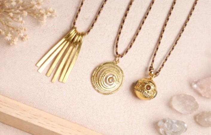 Ensembles de colliers femme bohème chic faits main en France.