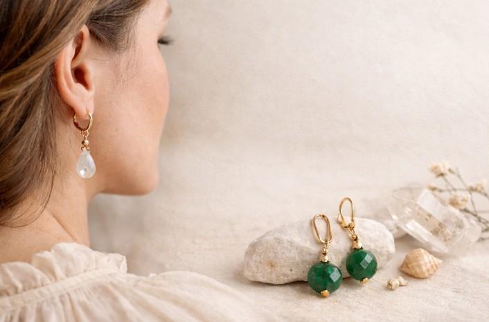 Découvrez des boucles d'oreilles légères raffinées et originales conçues pour illuminer votre visage avec élégance et originalité.