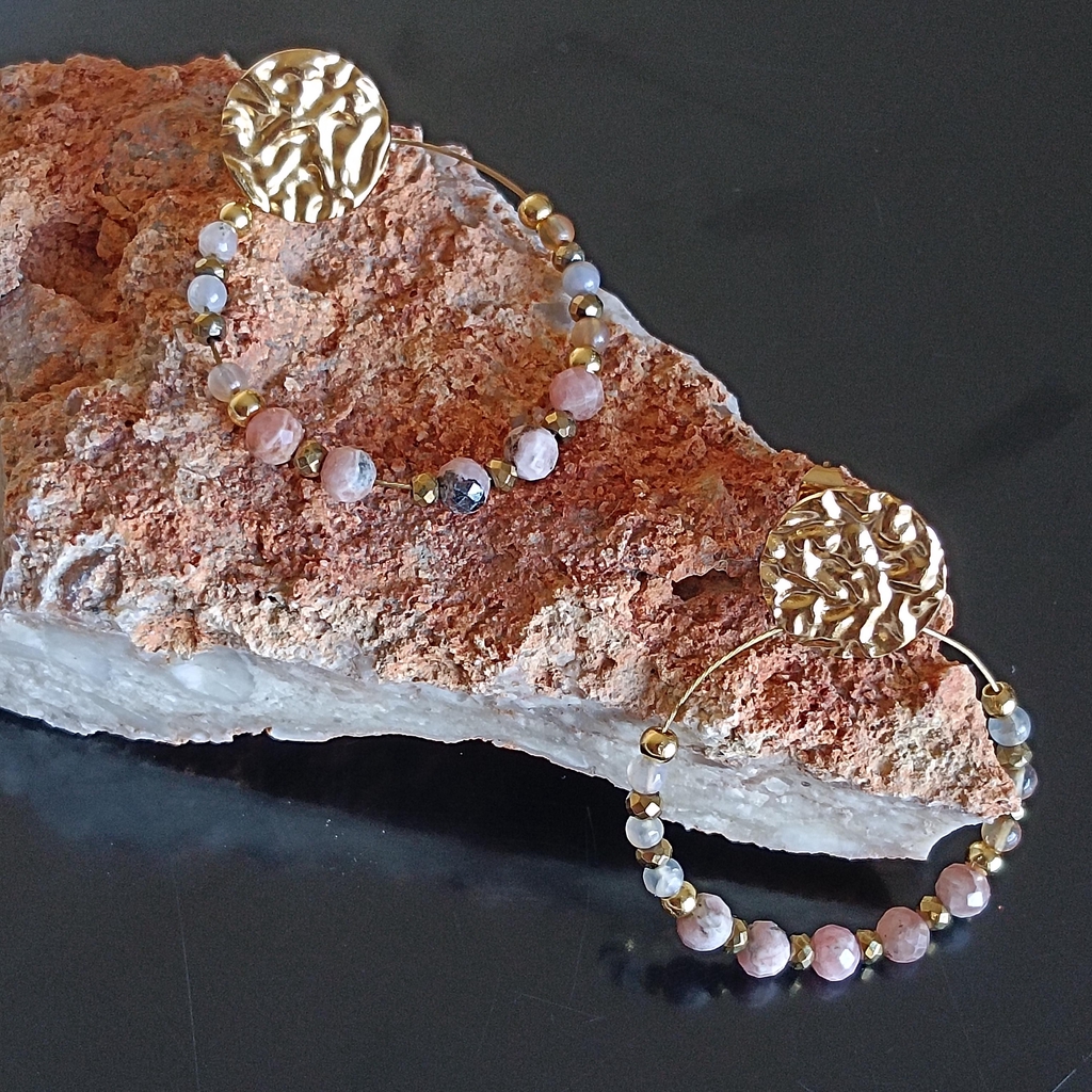 Paire de boucles d'oreilles ornée d'une pierre naturelle montée à la main.