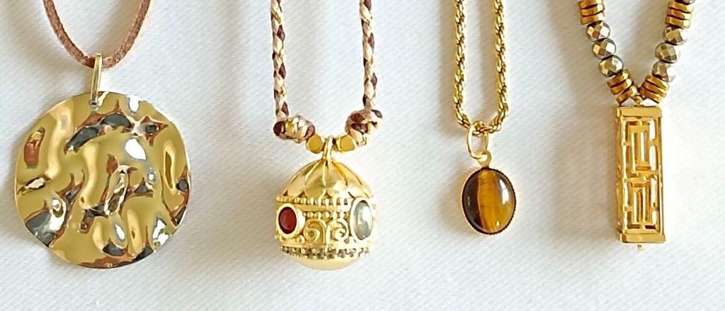 Ensembles de colliers femme bohème chic faits main en France.