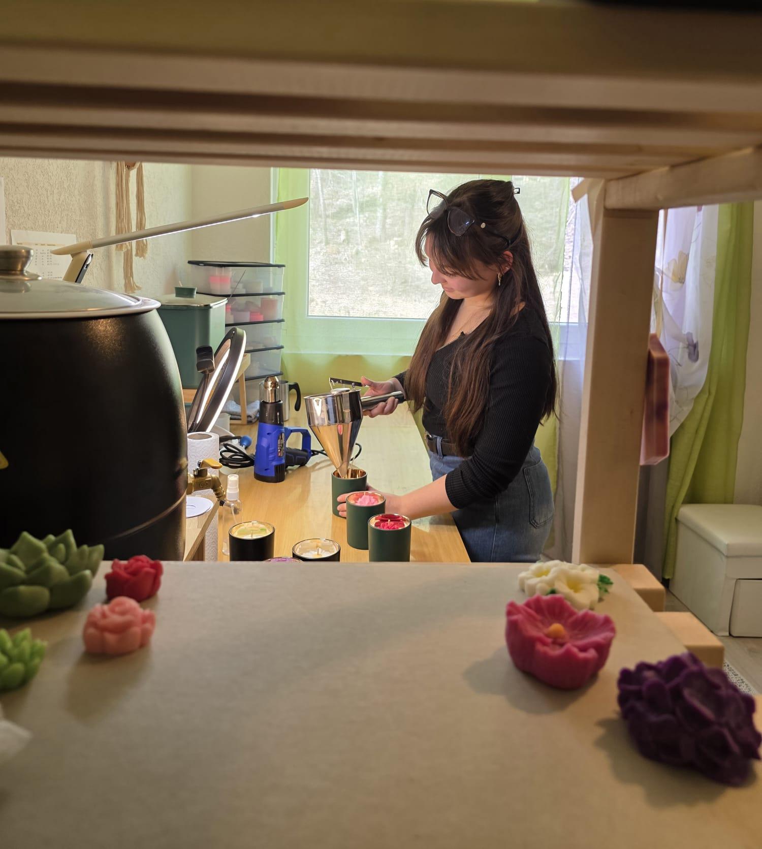 Emily dans son atelier