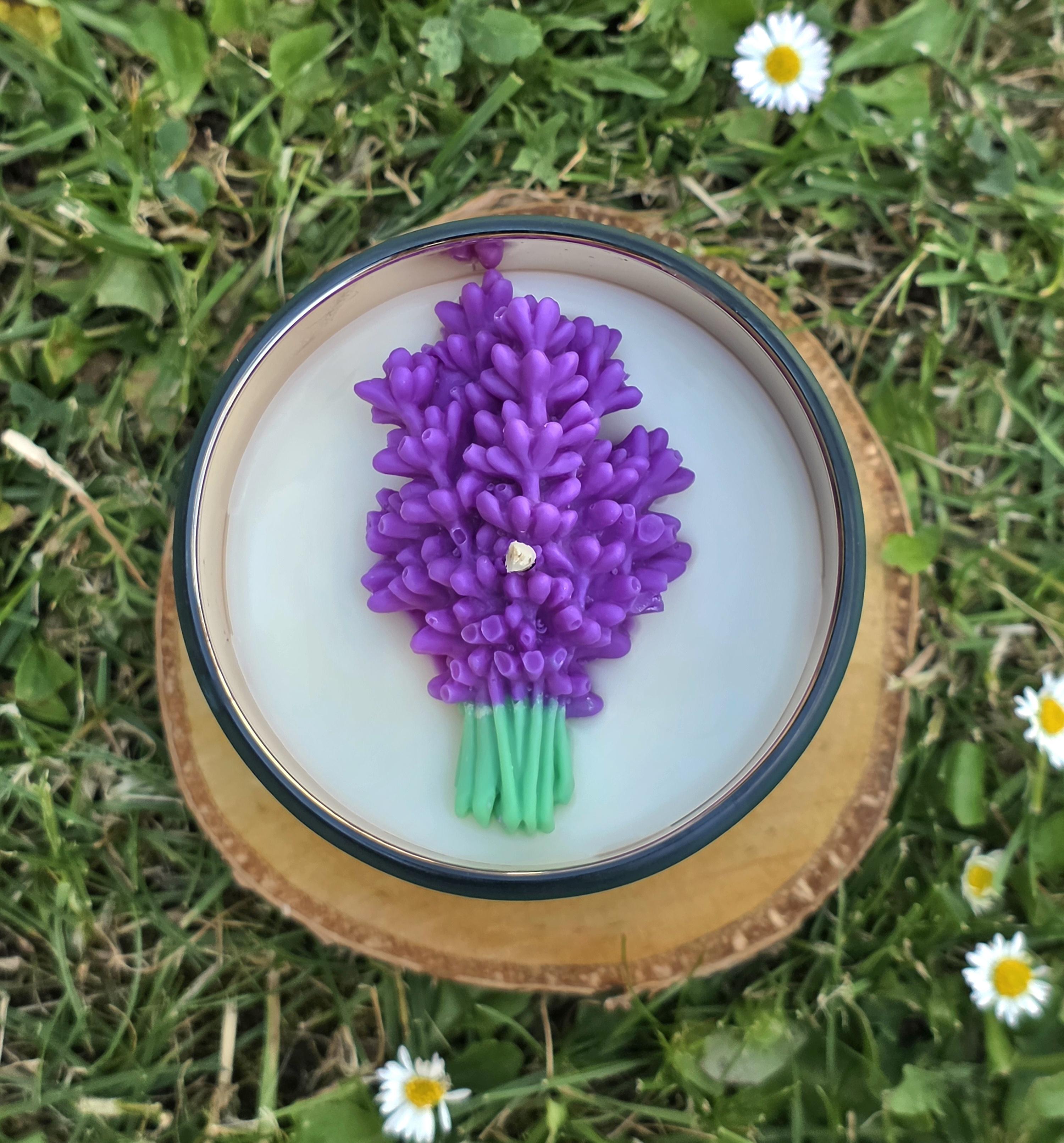 Bougie "Frangipanier", bougie artisanale faites par Bougies Mily. Photo de la fleur de Franipanier en cire.