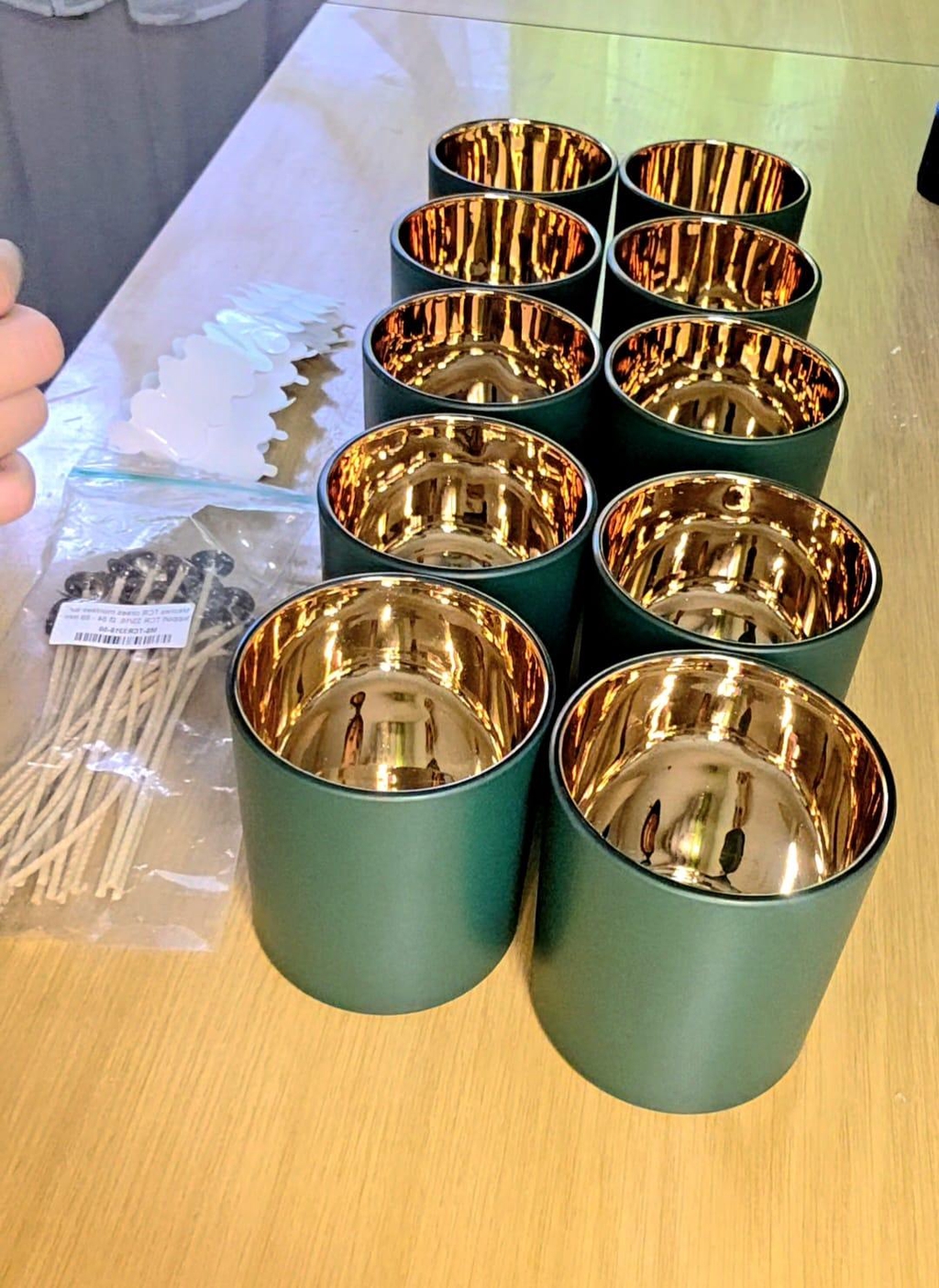 Quels sont mes engagements écologiques ?
Je privilégie une approche plus responsable en sélectionnant :
des cires végétales (comme le soja)
des mèches sans substances nocives
des contenants réutilisables ou recyclables
Ma production est raisonnée afin de limiter le gaspillage et favoriser une consommation plus durable.
