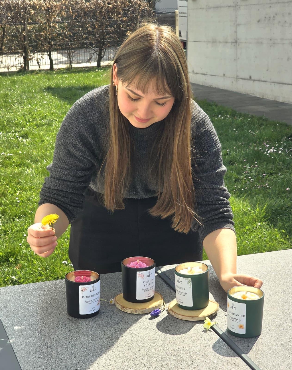 Emily dans son jardin avec ses bougies