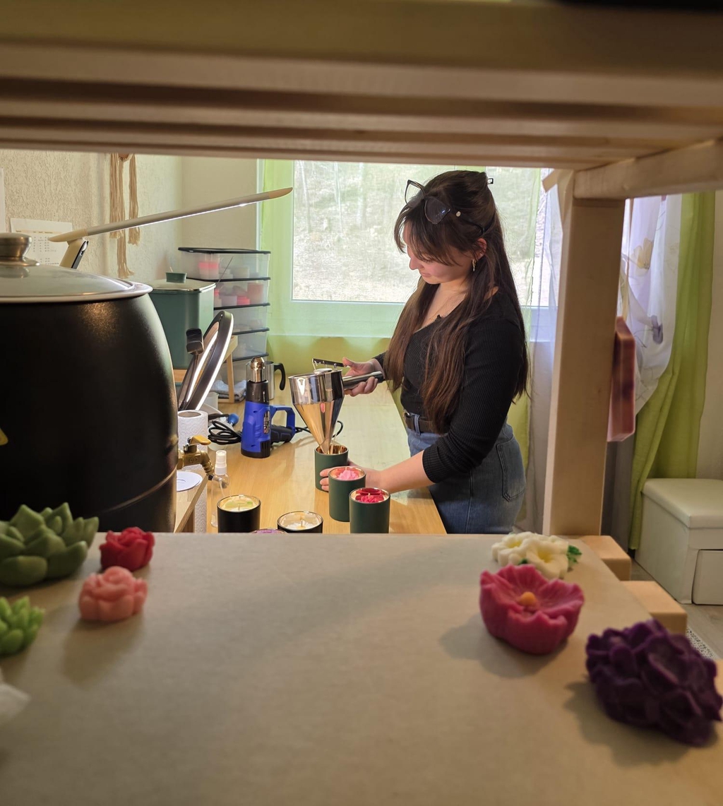 Emily dans son atelier