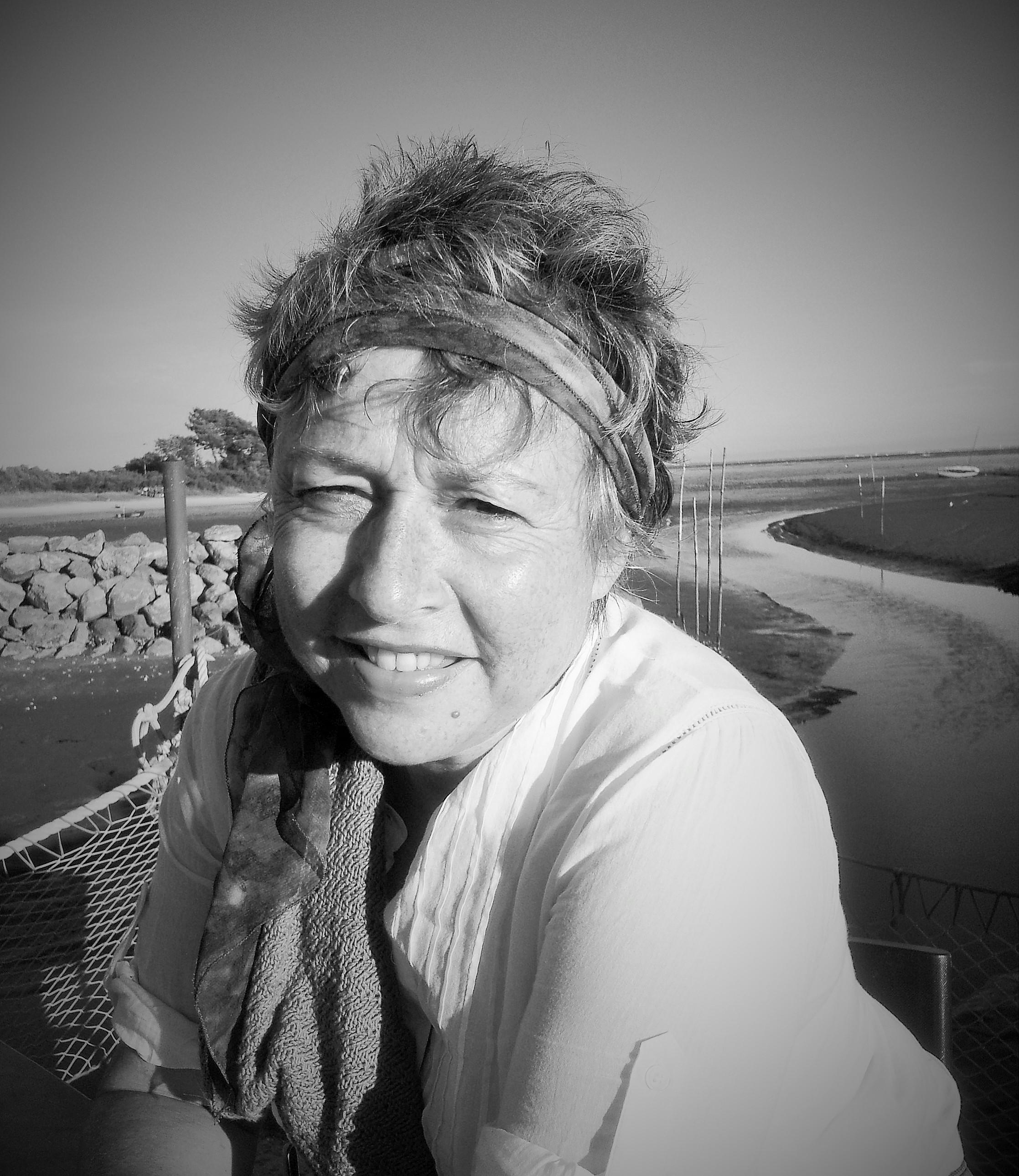 Femme-coiffee-sourire
