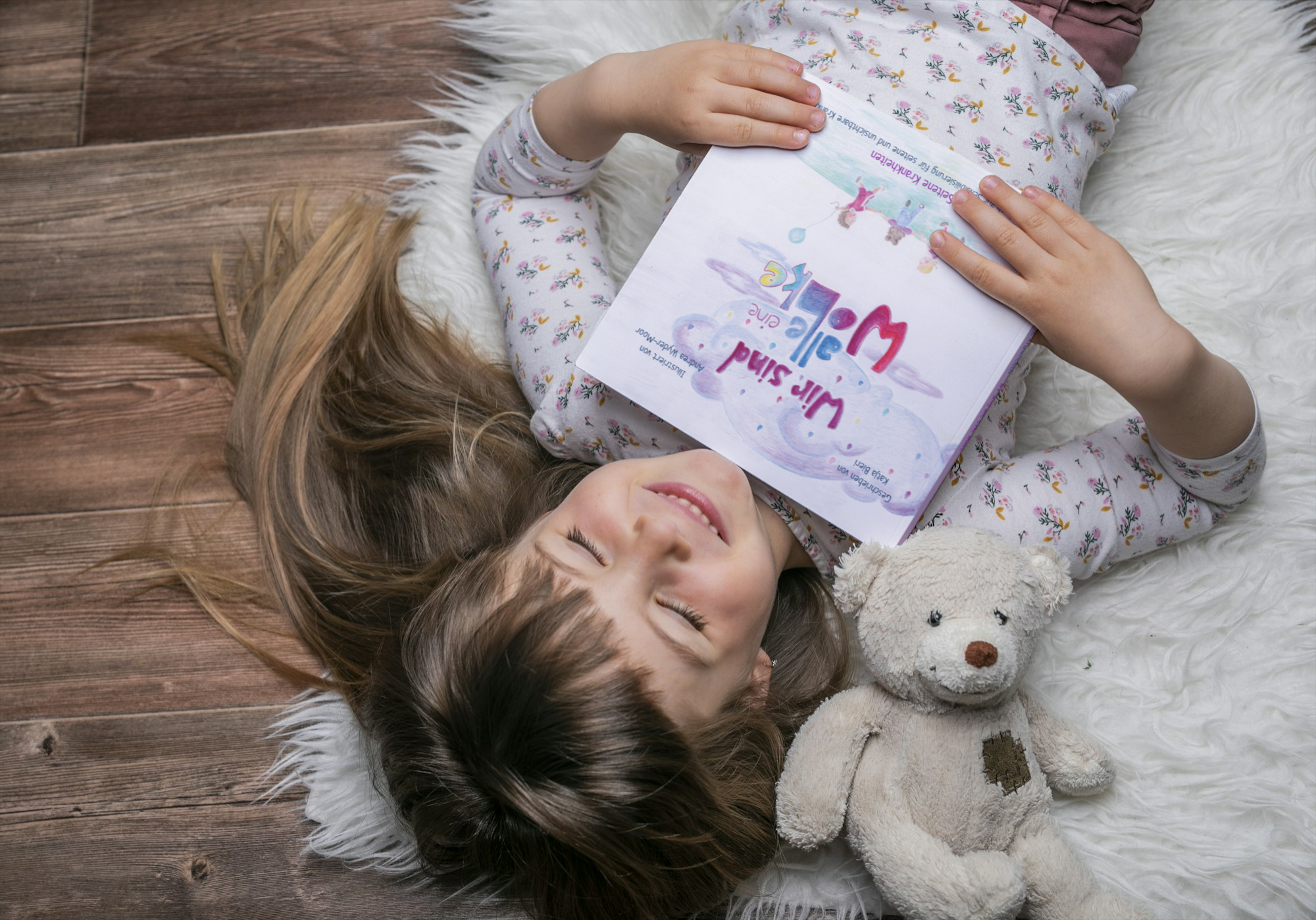 Entdecke das Bilderbuch 'Wir sind alle eine Wolke', das Generationen verbindet und Wissenslücken schliesst. Mit einer liebevollen Geschichte für Kinder und fundierten Informationen für Erwachsene wird das Verständnis für seltene Krankheiten gestärkt. Das enthaltene Mini-Wörterbuch erleichtert Kindern den Zugang zu den Themen. Unterstütze Betroffene und erweitere dein Bewusstsein – jetzt kaufen!