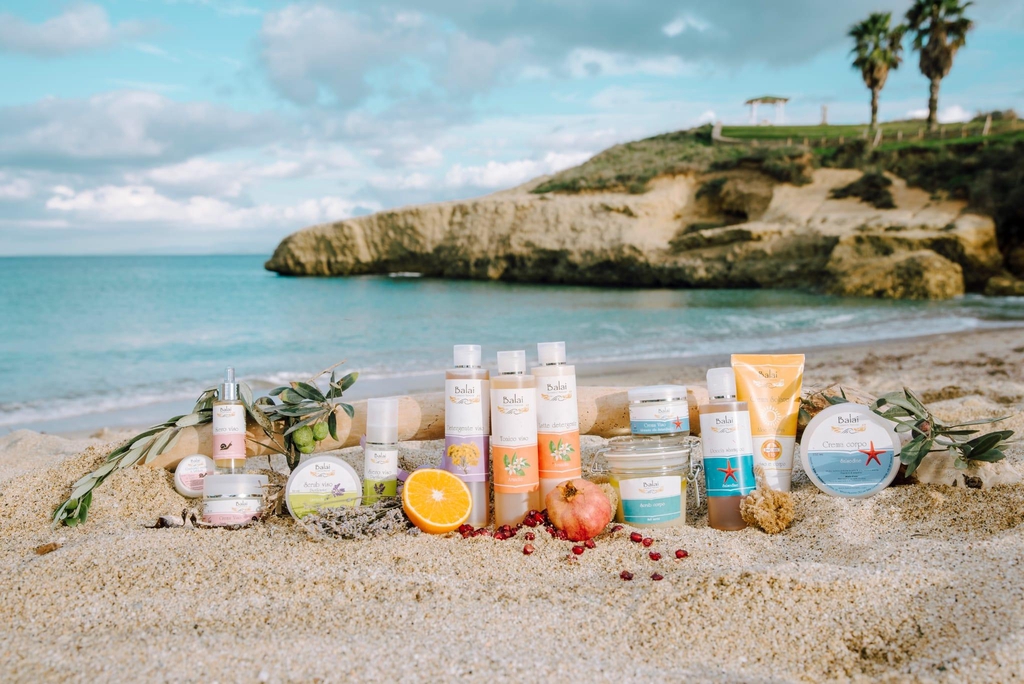 Offriamo prodotti specifici per la cura ed il benessere di viso e corpo. Grazie a formule rigorosamente naturali che escludono derivati dal petrolio, PEG, parabeni e tensioattivi aggressivi, sono adatti anche alle pelli sensibili. Ingredienti estratti da piante mediterranee e non solo, ricchi di sostanze idratanti, nutrienti , tonificanti e anti età.