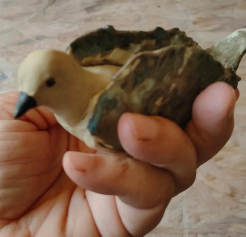 **Figures de paix** est une série de petites sculptures animalières en céramique, modelées à la main, inspirées par la douceur, le silence et la présence attentive du monde vivant.

Chaque pièce est unique, façonnée lentement dans la terre, puis émaillée ou patinée avec soin.

Elles tiennent au creux de la paume, comme un talisman, un souffle, un apaisement.

Tortue en marche, chien assis, lapin immobile, chat recroquevillé, renard endormi, oiseau posé…

Chacun incarne une forme de calme, un instant suspendu.

Ces petites présences s’invitent dans votre quotidien comme autant de compagnons de silence.

À poser près de soi, sur un bureau, un autel, une étagère.

À offrir ou à s’offrir, pour ce qu’elles éveillent : une sensation de paix.