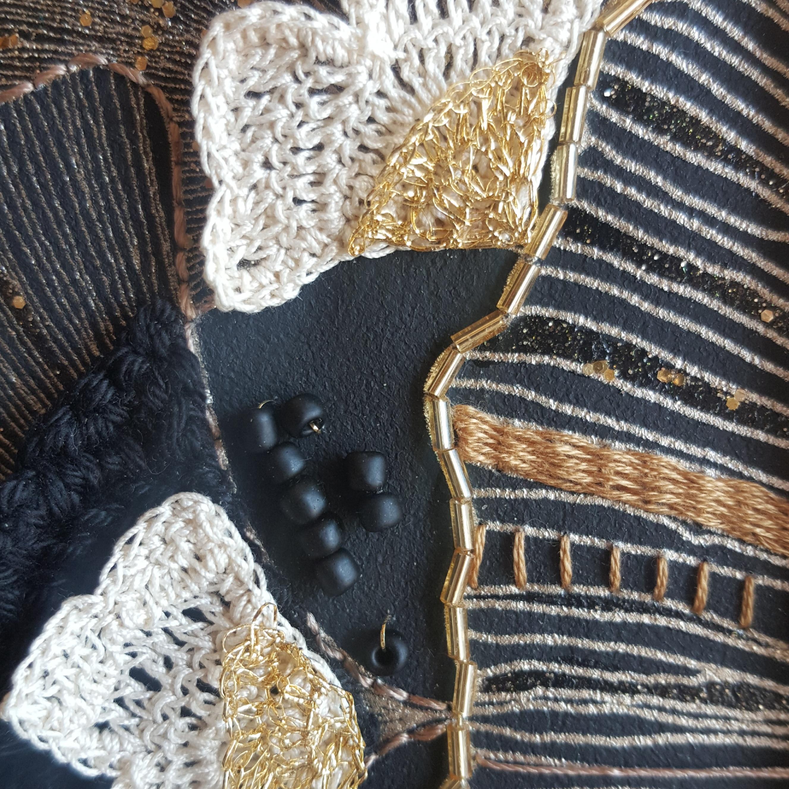 Détail du cadre brodé et crocheté Gingko Biloba - Atelier Au petit Brin de maille
