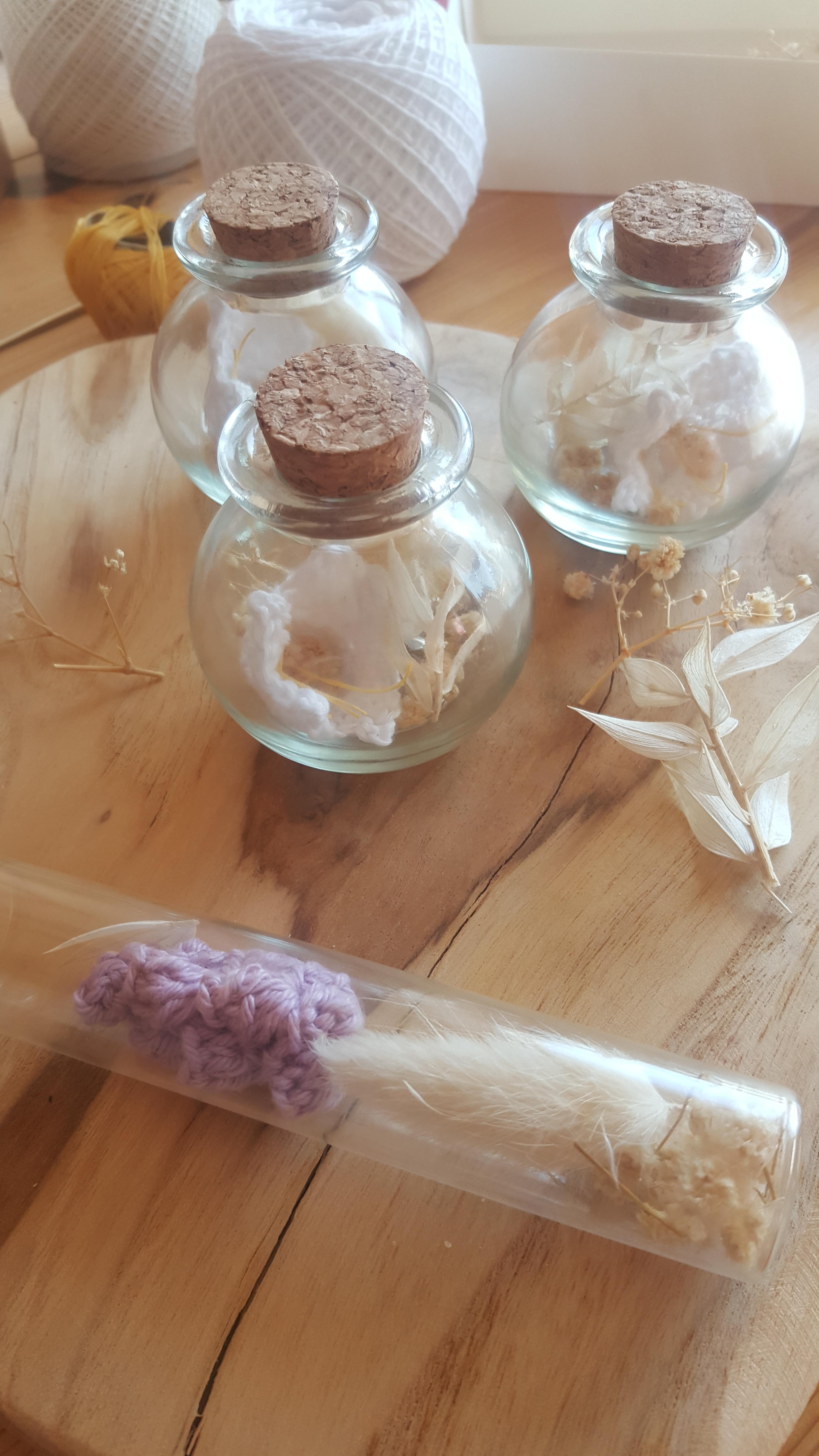 Fioles fleuries au crochet - Atelier Au petit Brin de maille