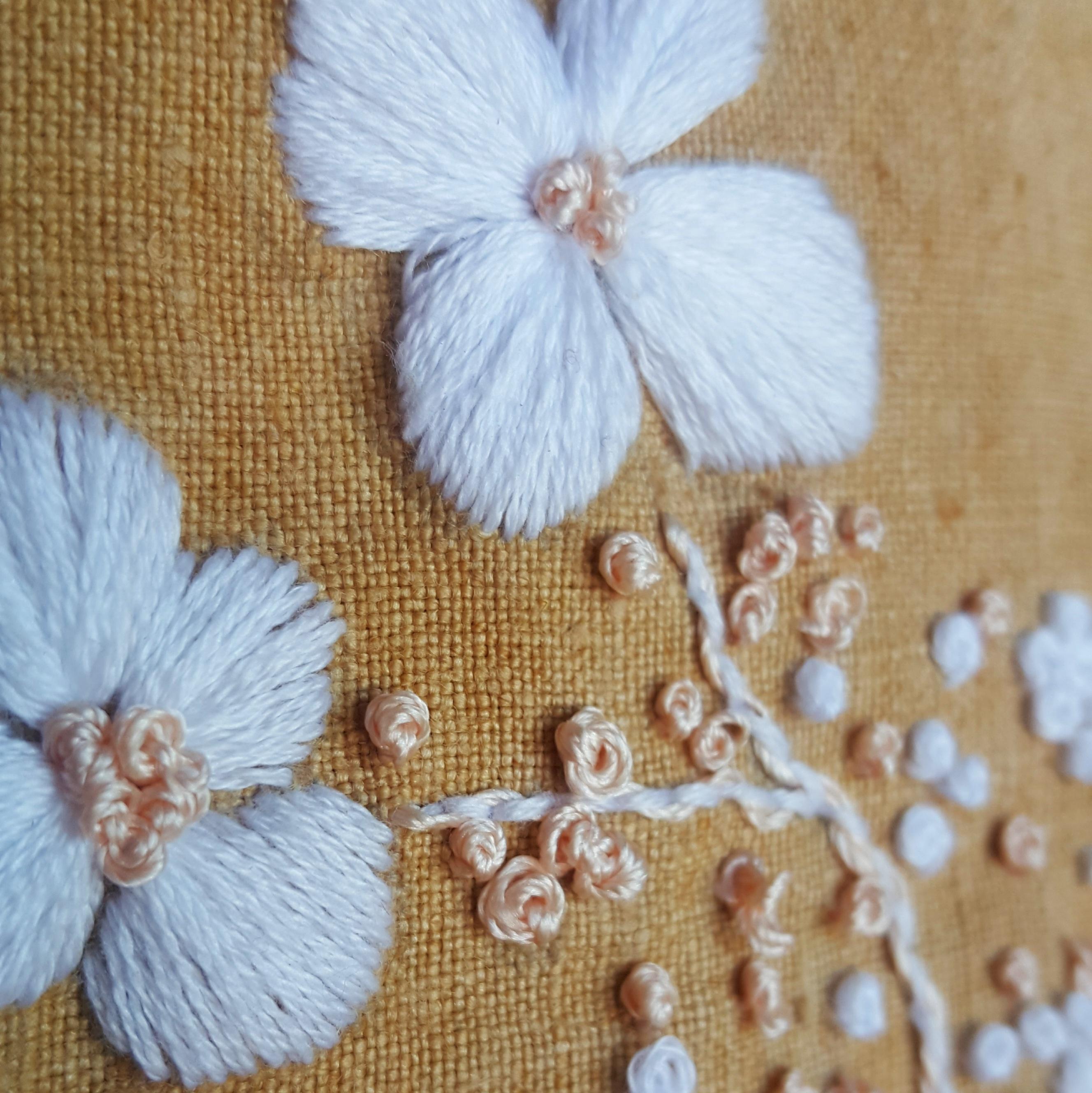 Zoom du cadre brodé Pousse de coton - Atelier Au petit Brin de maille