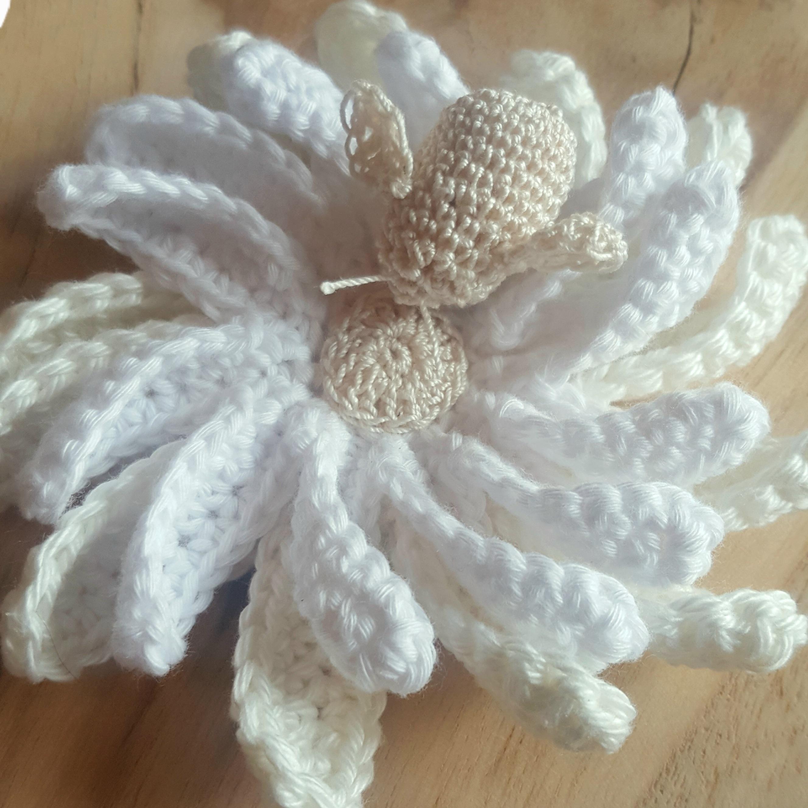 Presse-papier décoratif Daisy en crochet et micro crochet - Atelier Au petit Brin de maille