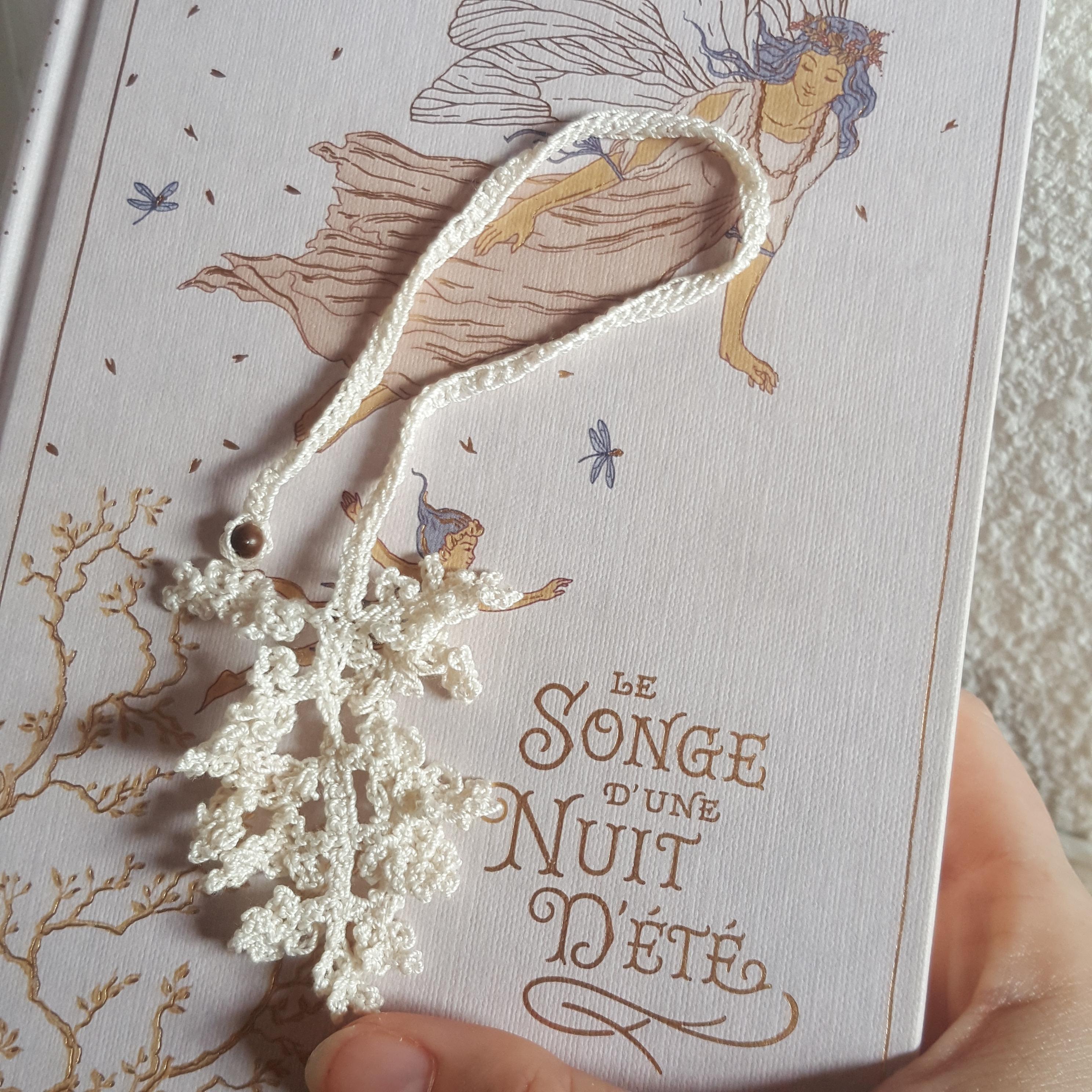 Marque-page fougère réalisé au microcrochet - Atelier Au petit Brin de maille