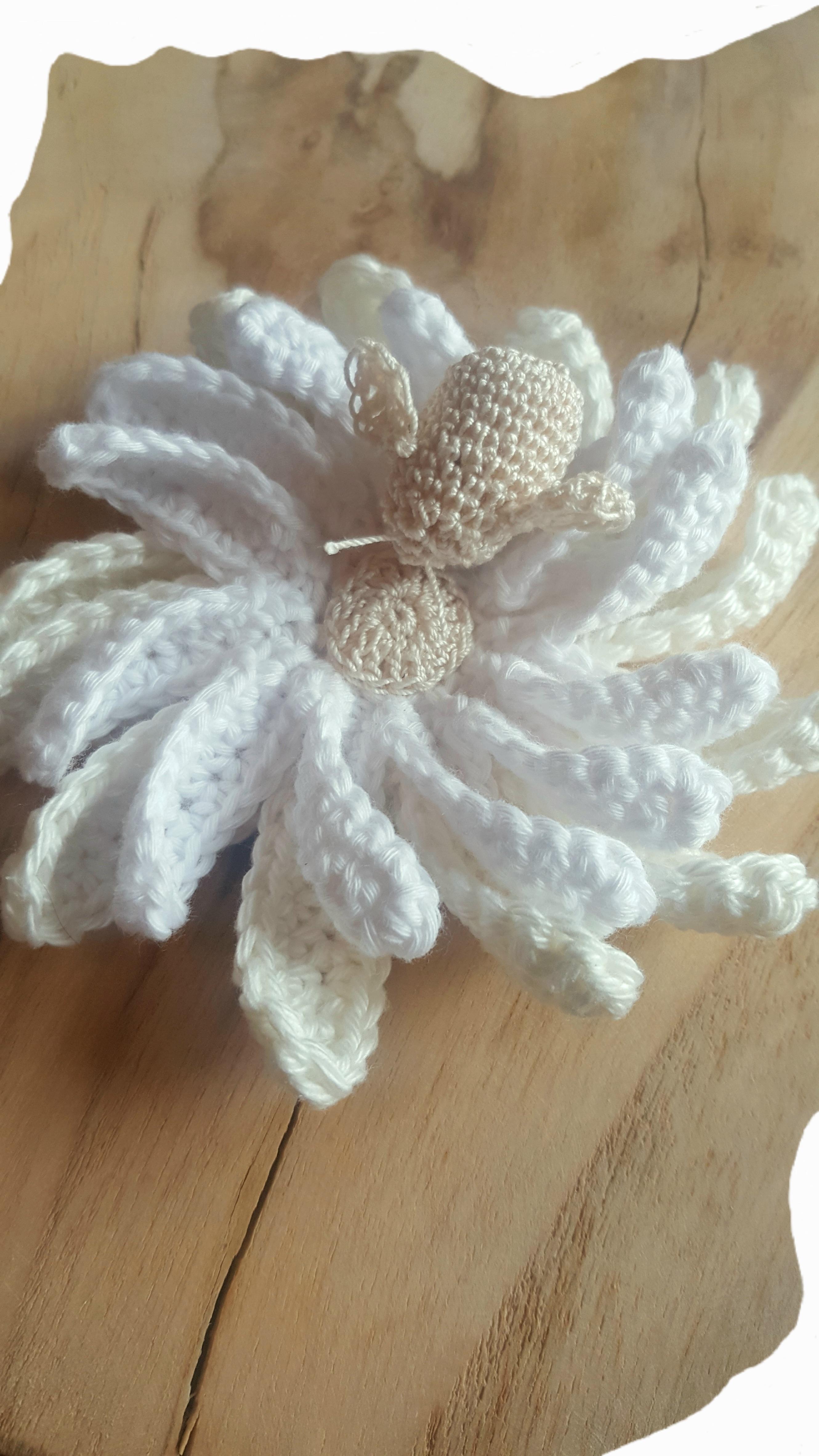 Presse-papier crochet marguerite et insecte - Atelier Au petit Brin de maille