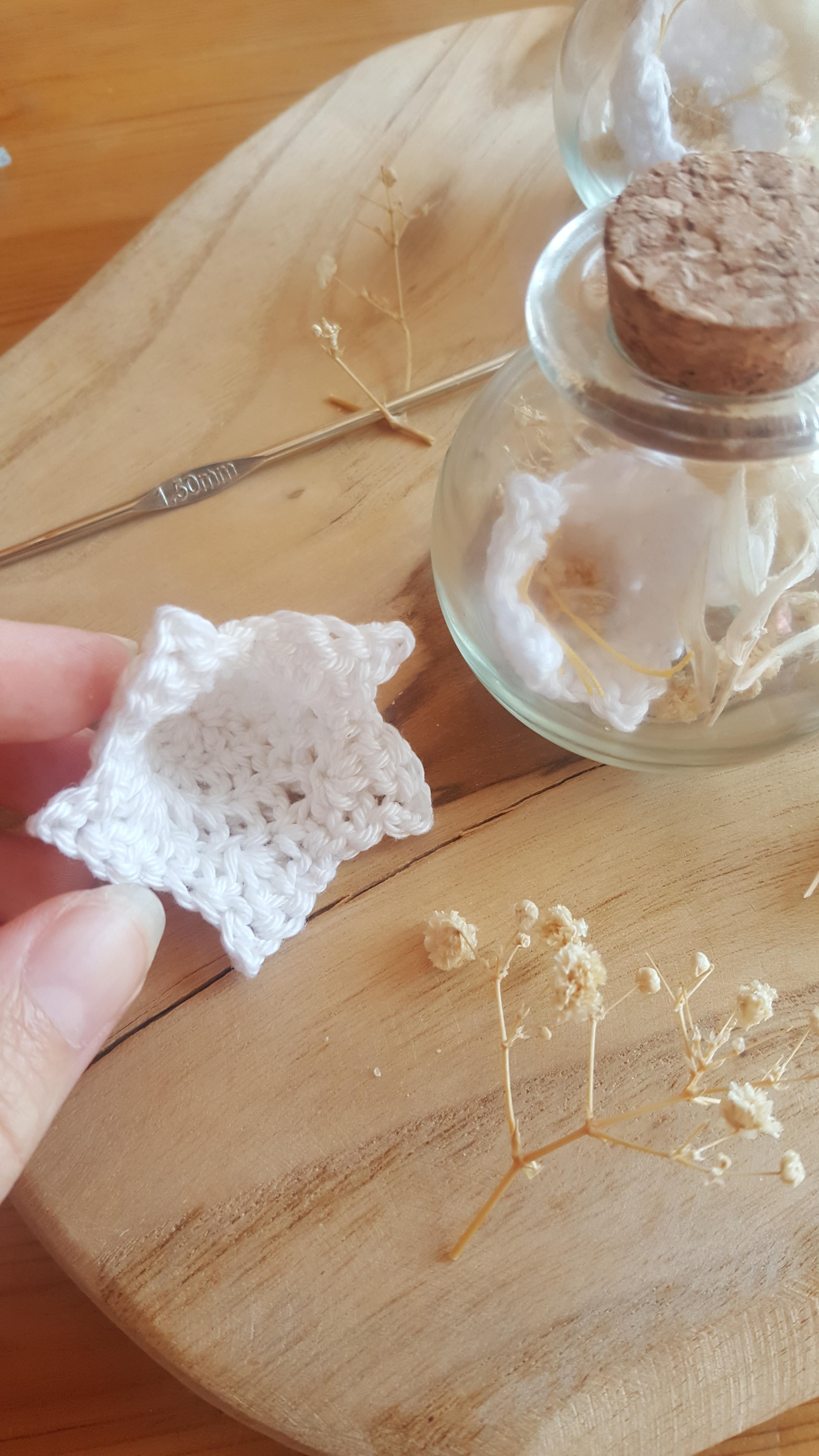 Fioles fleuries au crochet - Atelier Au petit Brin de maille