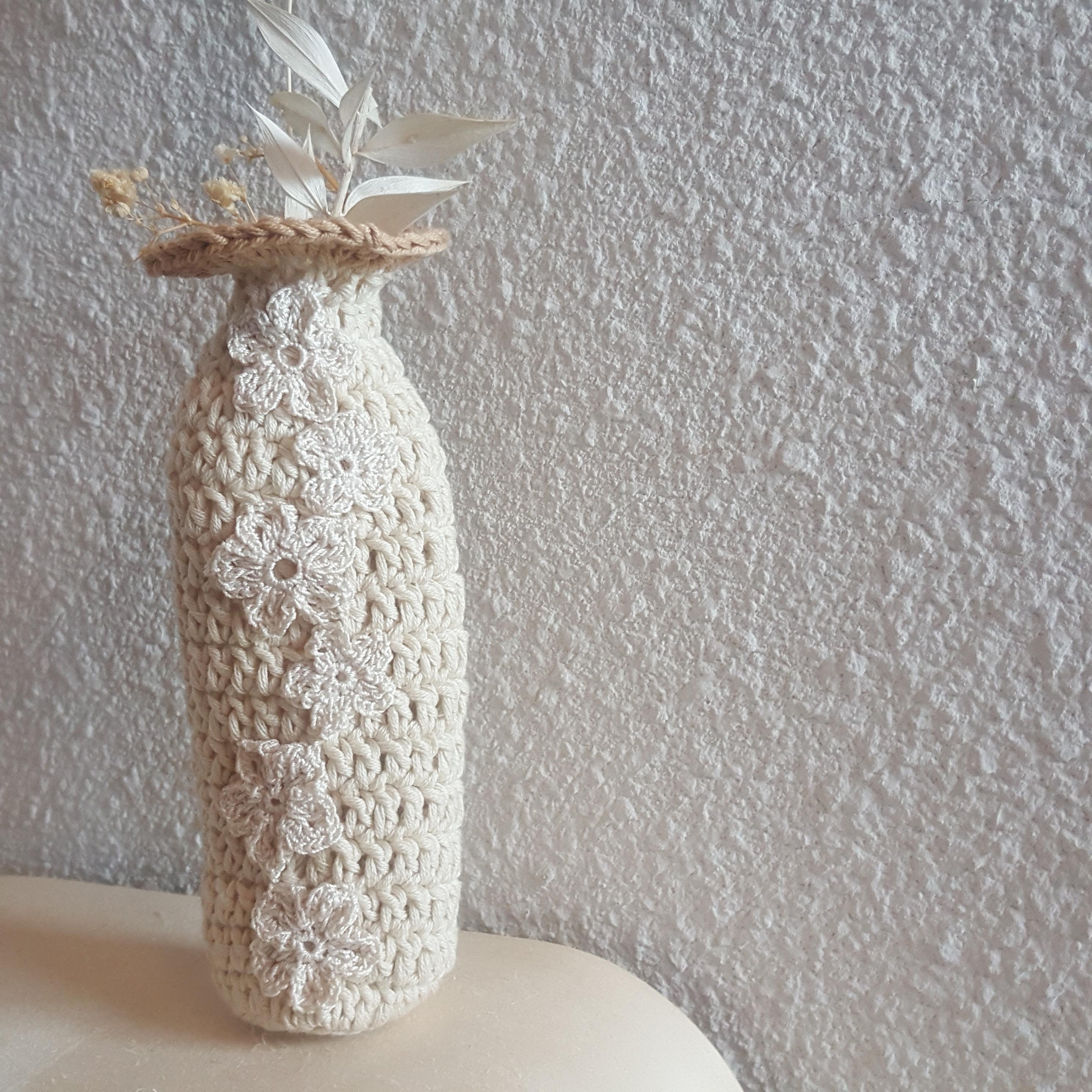 Vase Sakura en coton crocheté et amidonné avec son bouquet de fleurs séchées - Atelier Au petit Brin de maille