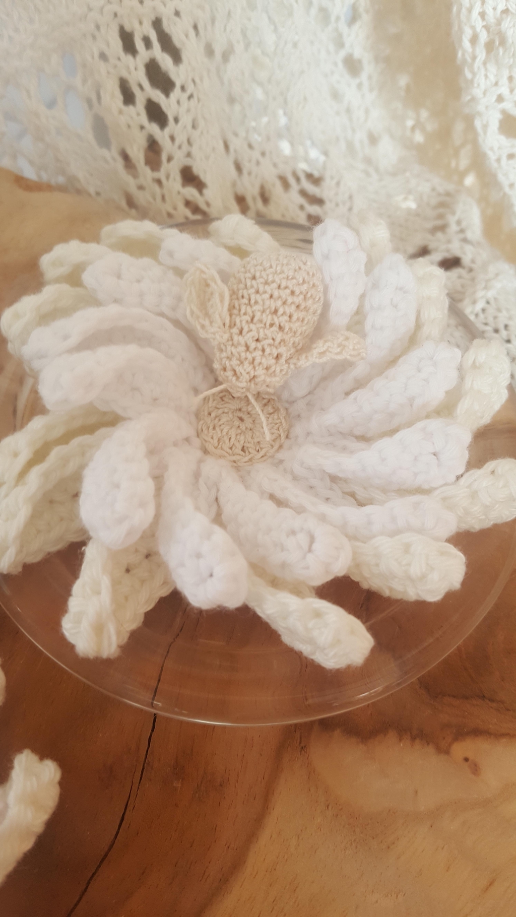 Presse-papier crochet marguerite et insecte - Atelier Au petit Brin de maille