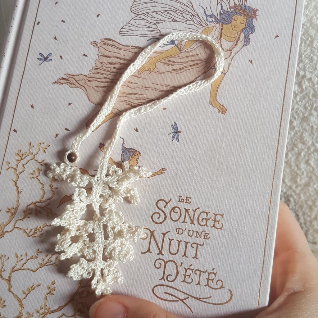 Marque-page fougère réalisé au microcrochet - Atelier Au petit Brin de maille