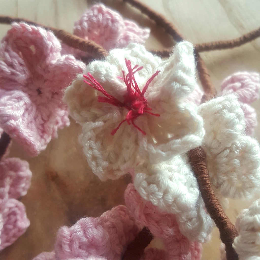 Branches portant des fleurs de cerisier en coton crocheté et brodé - Atelier Au petit Brin de maille