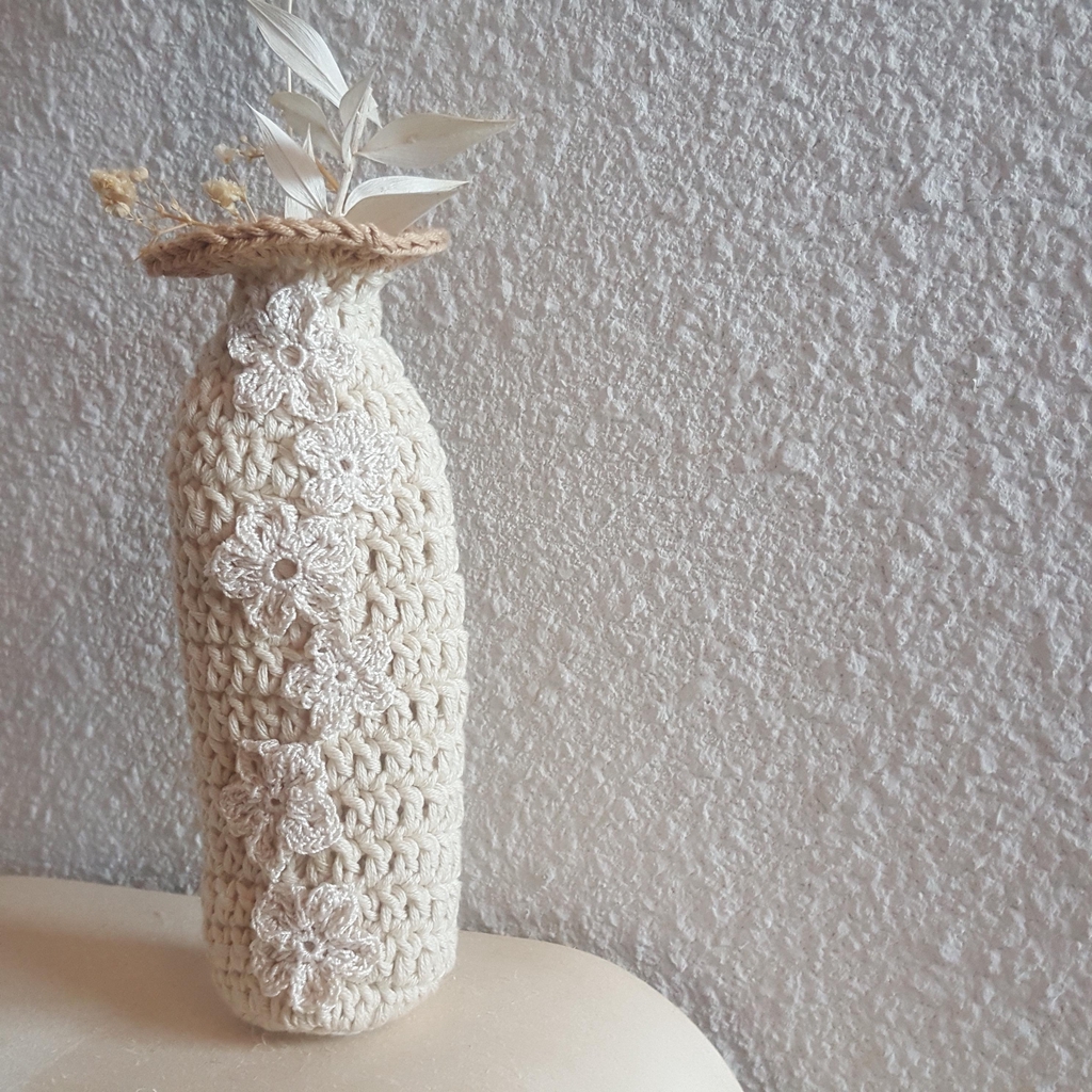 Vase Sakura en coton crocheté et amidonné avec son bouquet de fleurs séchées - Atelier Au petit Brin de maille