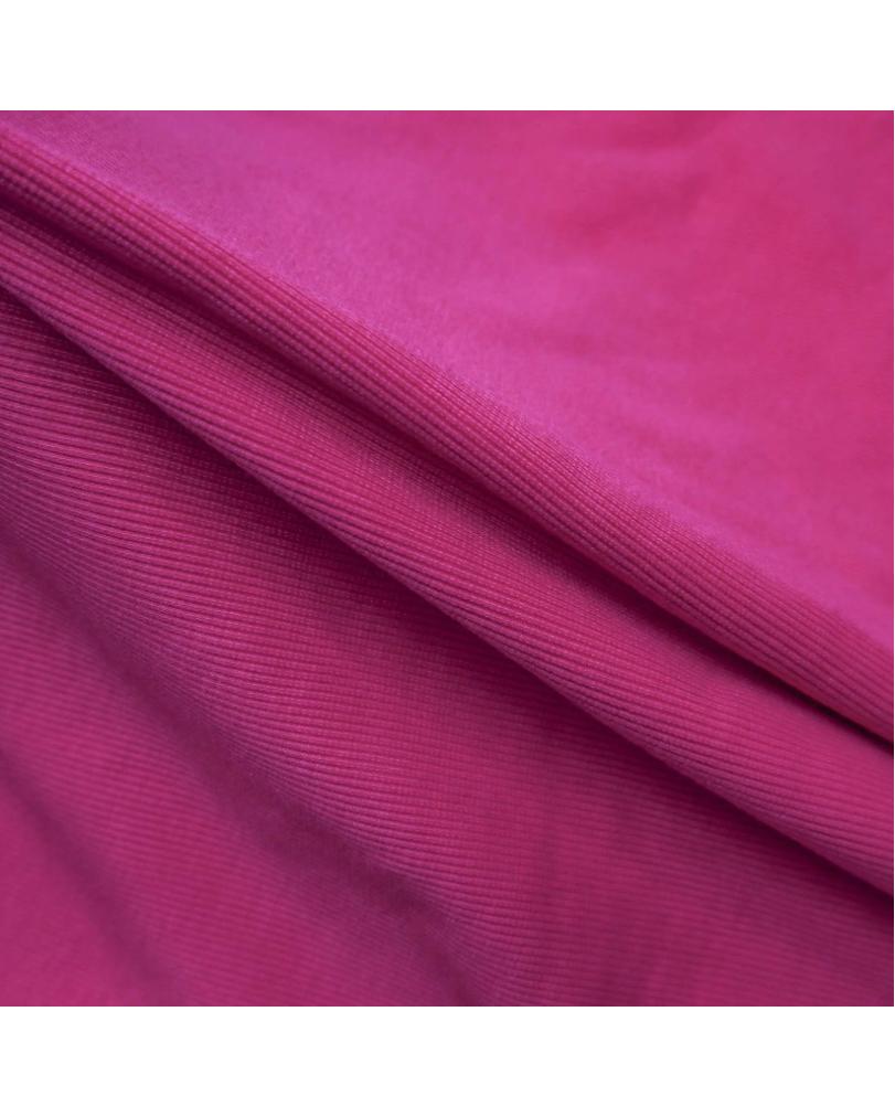 Nos pièces sont fabriquées à partir d’un tissu de qualité composé de 50 % de coton, 47 % de polyester et 3 % d’élasthanne. Grâce à cette combinaison, notre maille offre un ajustement parfait et une élasticité idéale pour s’adapter à votre silhouette, tout en garantissant une grande durabilité.