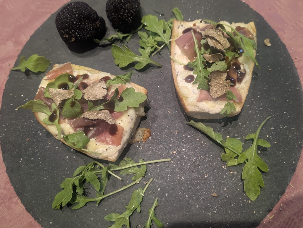 Ab 13. September ist es soweit...unsere Trüffelbaguette erweitern unser kulinarisches Angebot.
- leckeres Baguette aus einer regionalen Bäckerei (Bolle der Sauerteigbäcker Gresaubach) 
- Trüffelaufstrich (Made by my Wife ;-)) mit Reibekäse im Pizzaofen überbacken 
- Rohschinken aus Dalmatien (Kroatien)
- frischem Rucola 

Wir hoffen mit dem Geschmack bei euch genauso ins Schwarze zu treffen wie wir es mit unserer Trüffelpasta getan haben. 
Ihr seid gespannt darauf ? Na hoffentlich denn wir sind auf euer Feedback gespannt.