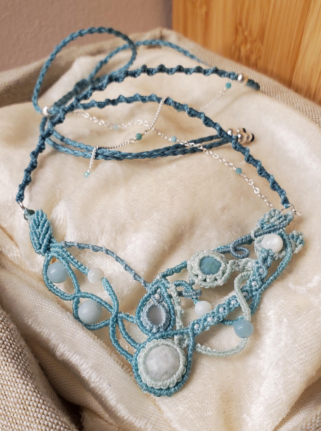 Bijoux faits main en micro-macramé, pierres veritables et perles. Bijoux tissés en perles Miyuki. Créatrice française. 