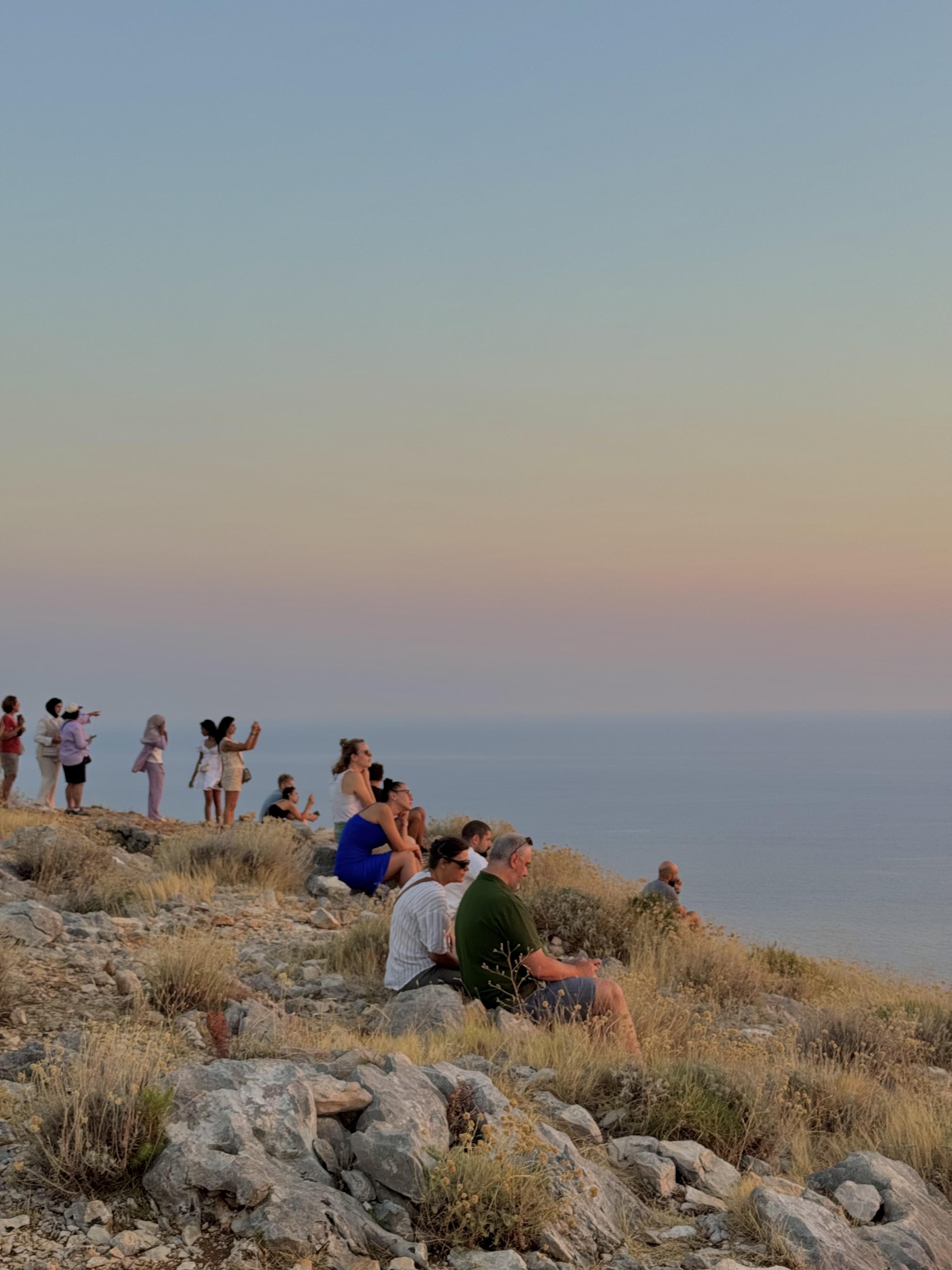 Personnes devant un coucher de soleil illustrant l’inspiration, les émotions et l’univers visuel de Joyae
