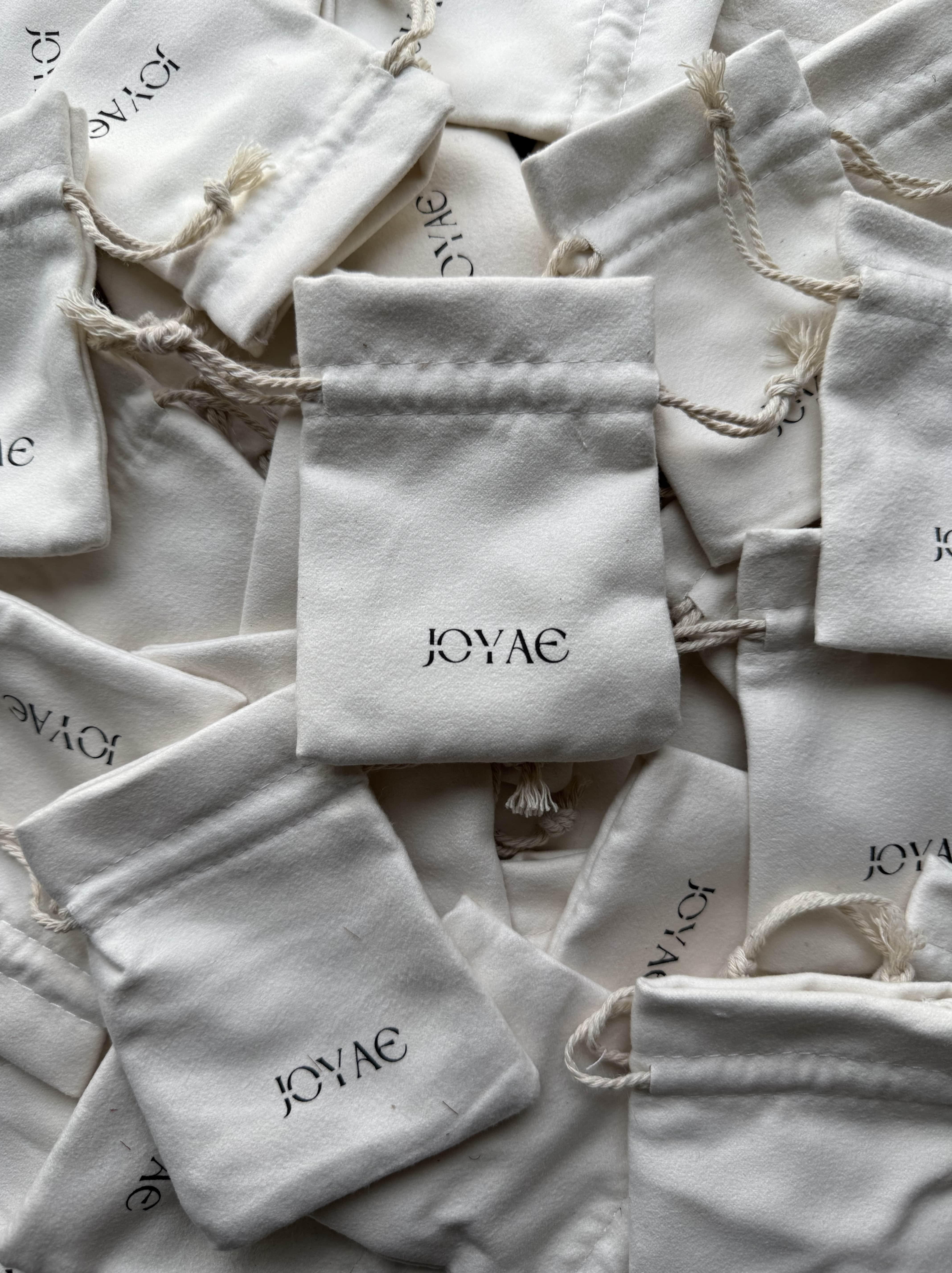 Pochons de rangement Joyae contenant des bijoux faits main en édition limitée.