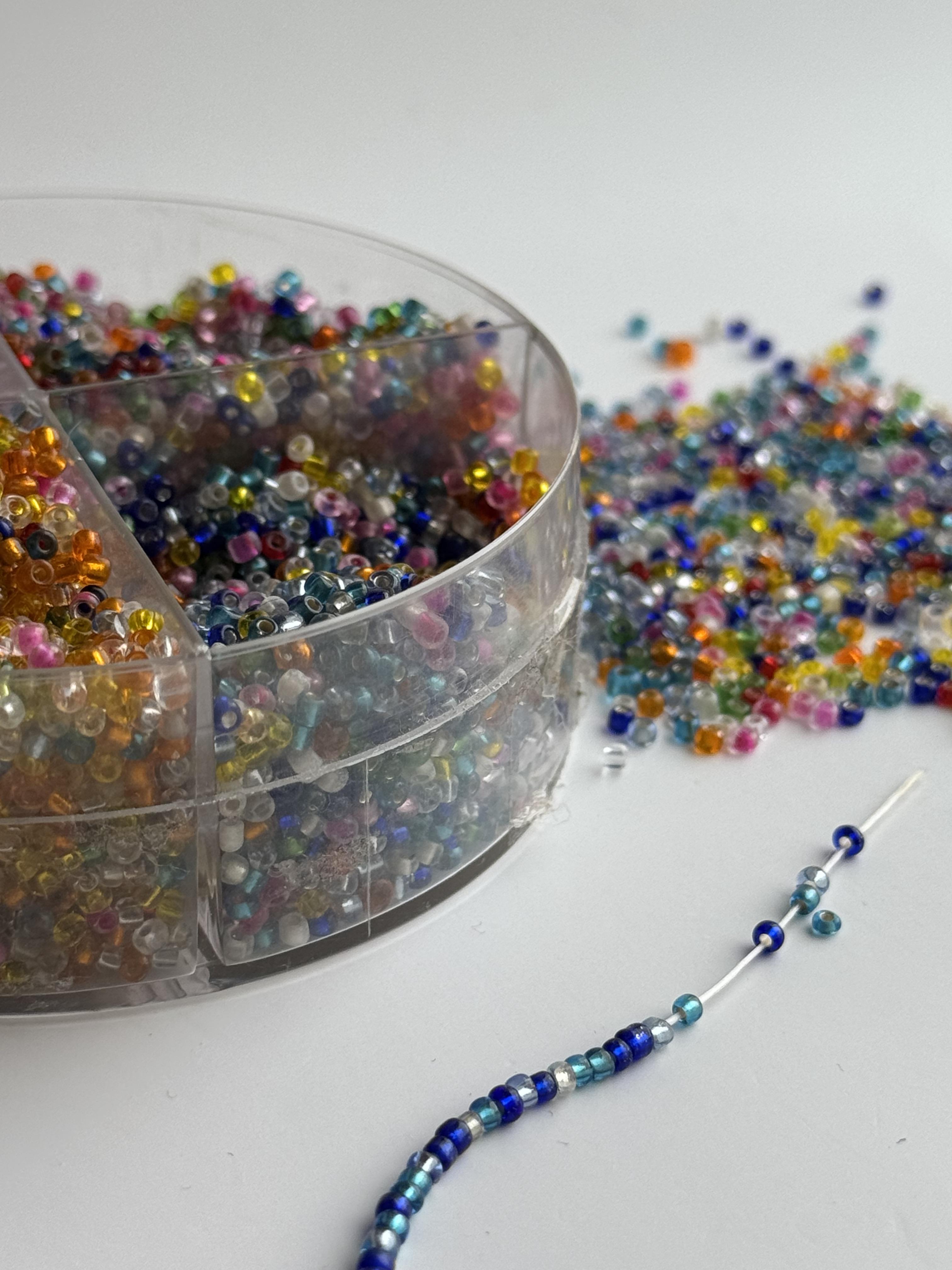 Perles de création de bijoux illustrant une passion dès l’enfance pour les bijoux faits main.