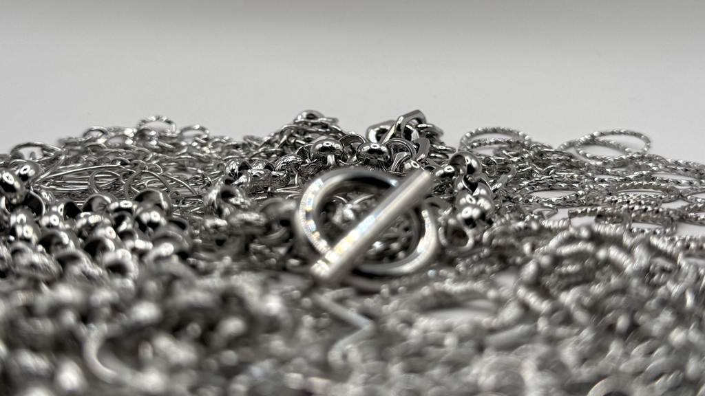 Bijoux Linea Joyae en acier inoxydable argenté, chaînes, mailles, textures et fermoir visibles, faits main en édition limitée pour femme et homme.