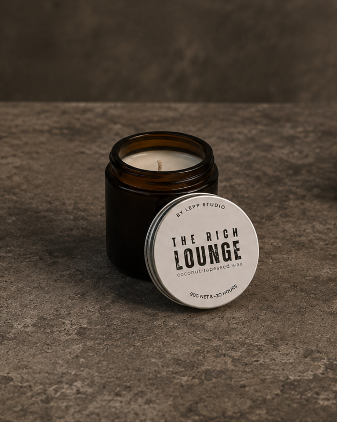 Discover THE GROUNDED CLUB: scented luxury candles, men's scented candles and wood-smelling candles. Find the best candles for men and what candles smell the best.