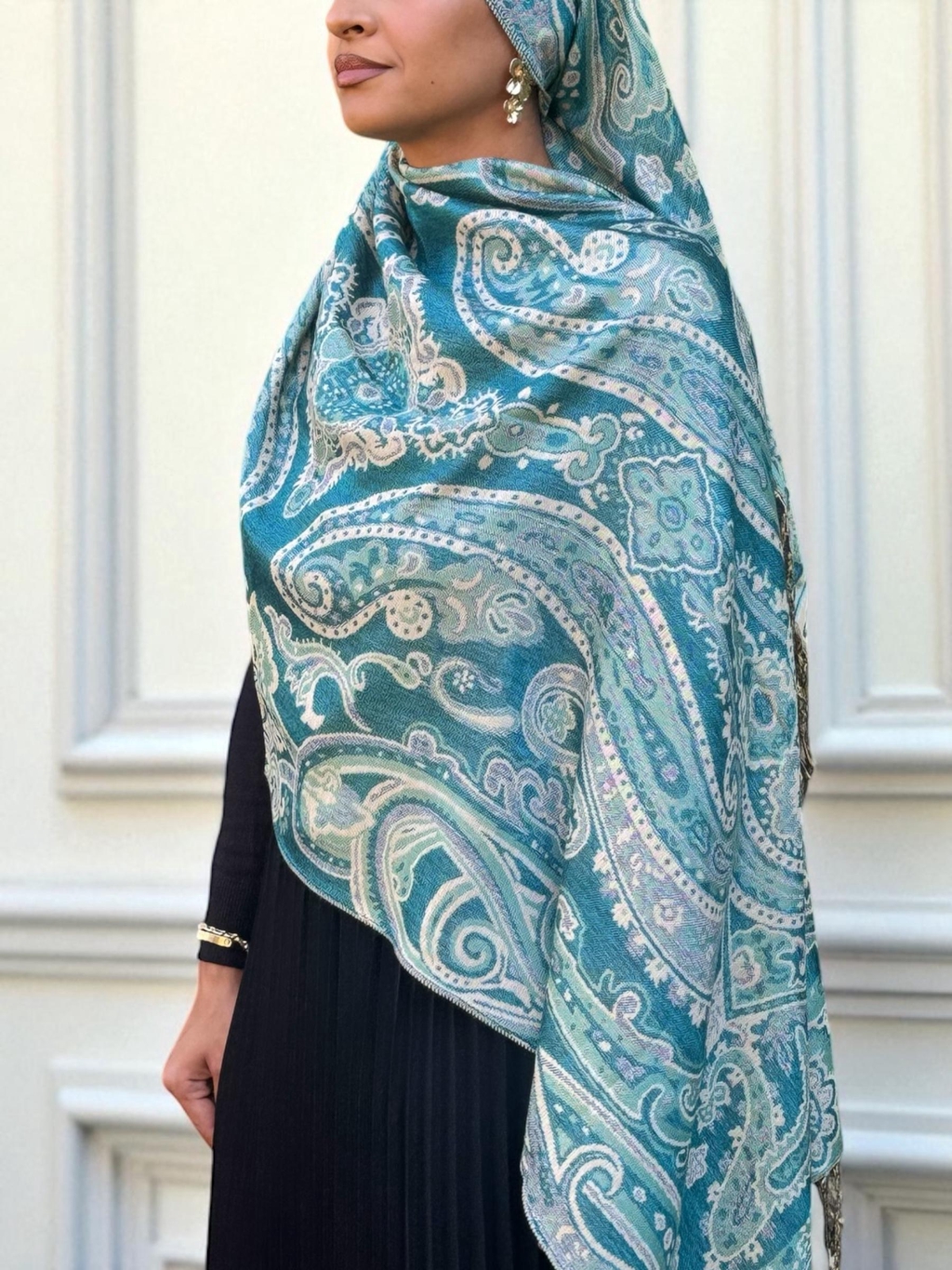 🧕 Bienvenue chez Mon joli foulard – votre boutique en ligne de hijabs et foulards tendance
Découvrez une collection raffinée de foulards, hijabs et accessoires pensés pour sublimer chaque style. Que vous cherchiez un hijab en mousseline léger, un foulard en soie élégant ou un modèle en coton confortable pour tous les jours, Mon joli foulard vous propose des pièces soigneusement sélectionnées pour allier mode, confort et spiritualité.
Notre e-shop s’adresse à toutes les femmes qui veulent exprimer leur identité avec élégance et authenticité. Chaque foulard est choisi pour sa qualité, ses finitions et sa capacité à s’adapter à toutes les occasions : travail, sorties, cérémonies ou quotidien.
🛍 Livraison rapide – Paiement sécurisé