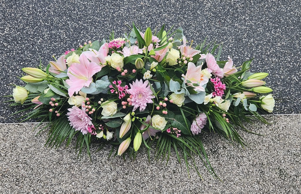 Check out our funeral arrangements in just a click.
We even deliver them straight to the desired funeral directors.
